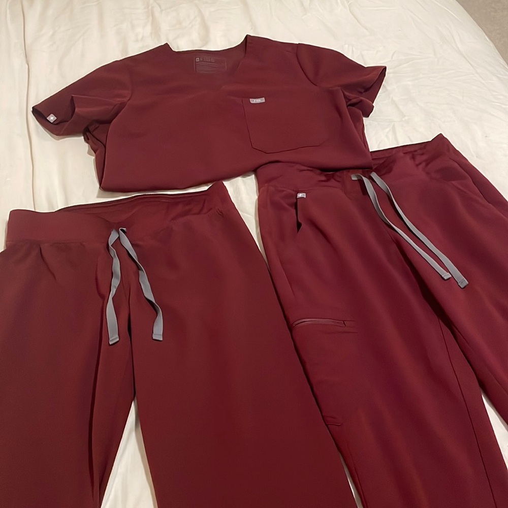 FIGS Burgundy Scrub Set